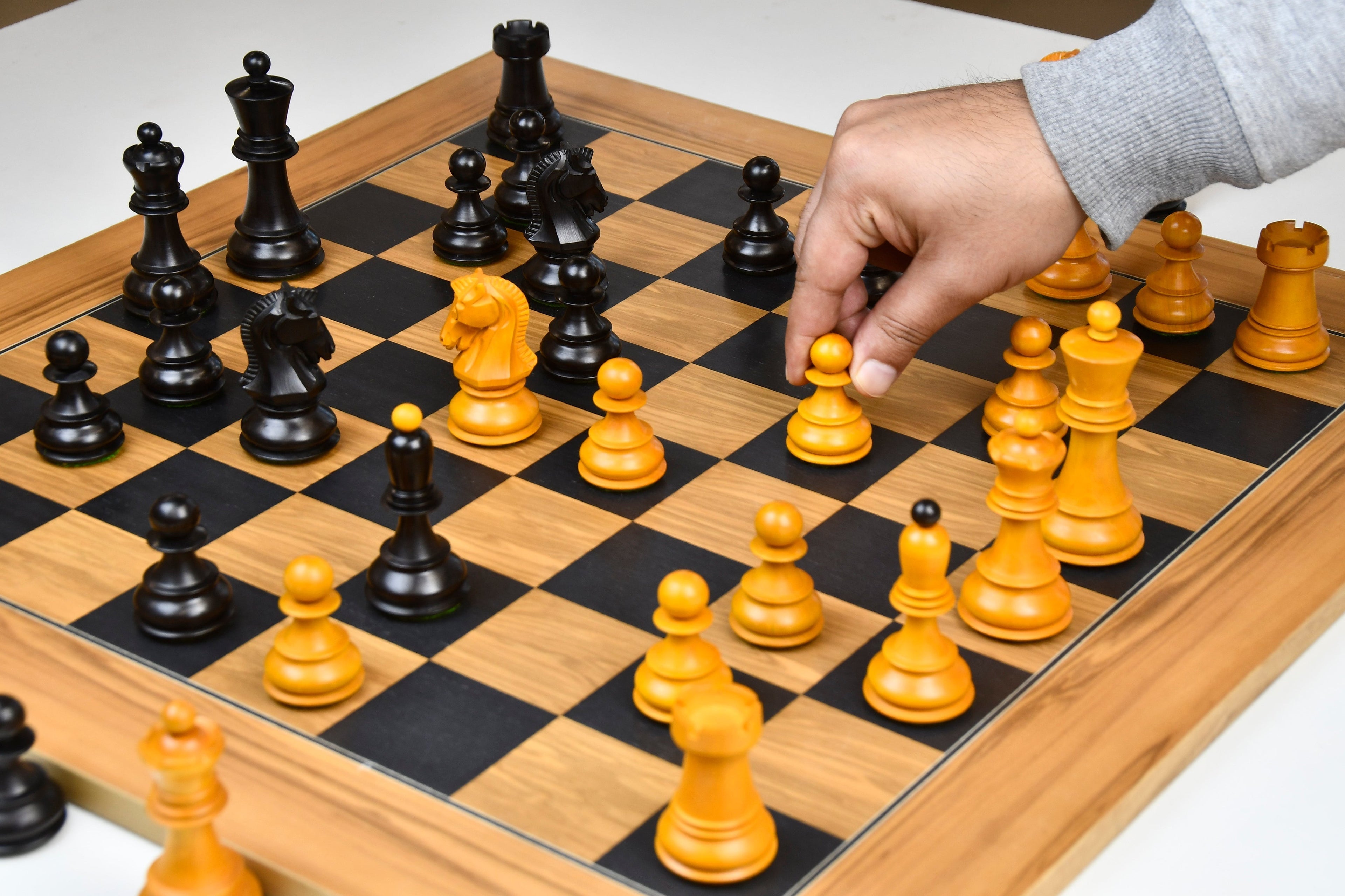 Combo Of 1950 Reproduced Dubrovnik Bobby Fischer Chessmen Version 3.0 In Ebonized & Antiqued Boxwood - 3.7" King With Chess Board