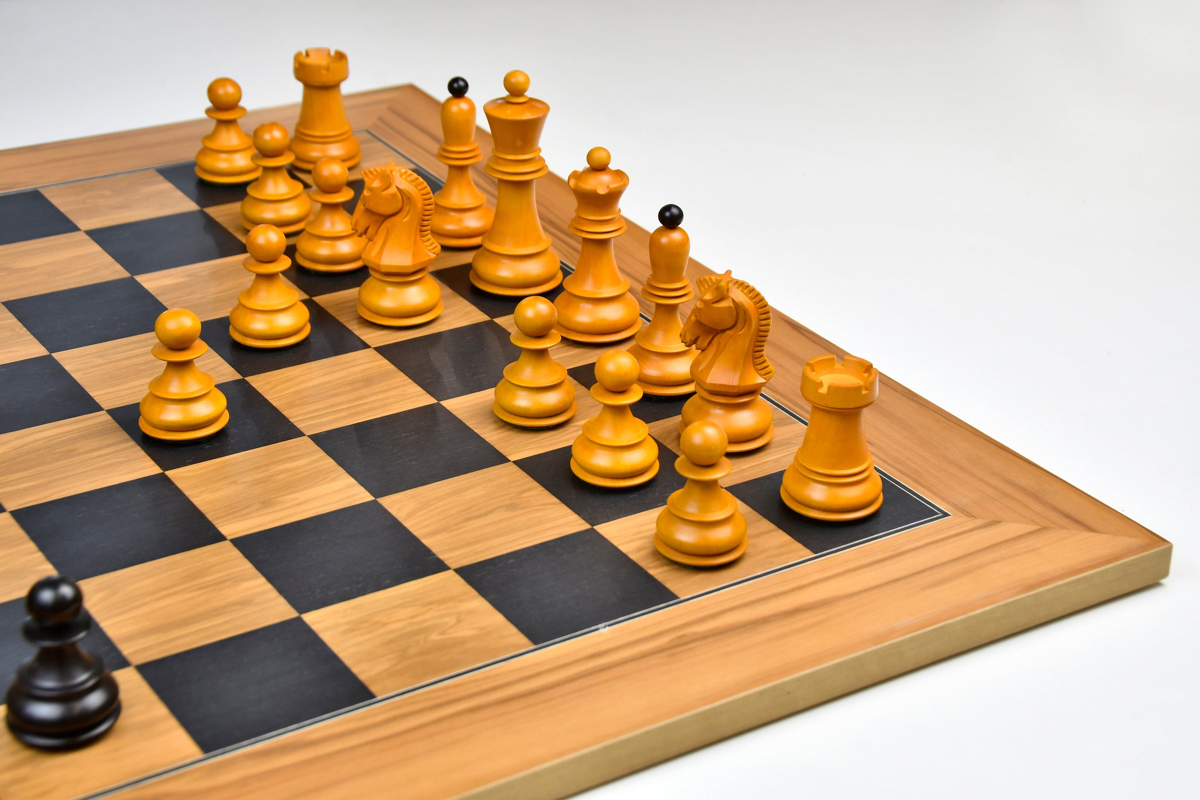 Combo Of 1950 Reproduced Dubrovnik Bobby Fischer Chessmen Version 3.0 In Ebonized & Antiqued Boxwood - 3.7" King With Chess Board