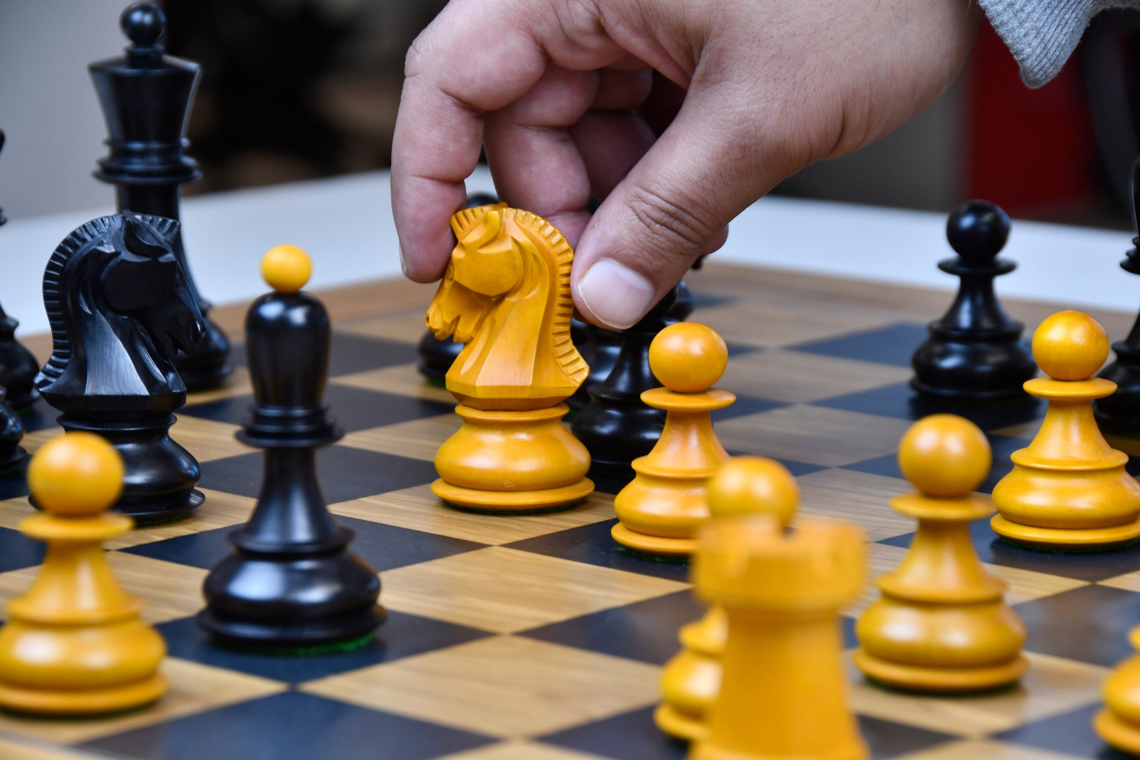 Combo Of 1950 Reproduced Dubrovnik Bobby Fischer Chessmen Version 3.0 In Ebonized & Antiqued Boxwood - 3.7" King With Chess Board